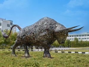 2 tonluk metal boğa sanatseverlerin ilgisini çekiyor