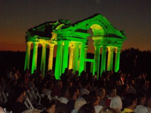 Tarihi kentte tarihi konser