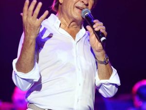 Erol Evgin Antalya’da hayranlarına nostalji yaşattı