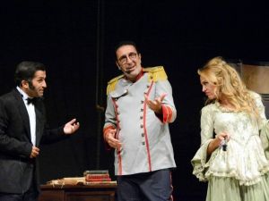 ’Ömürsün Doktor’ Aliağalıları gülmekten kırdı geçirdi