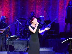 Candan Erçetin hayranlarıyla tarihi tiyatro da buluştu