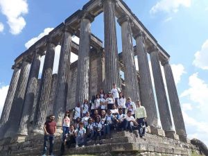 24 ülkeden Çavdarhisar’a gelen öğrenciler Aizonai Antik Kenti’ne hayran kaldı