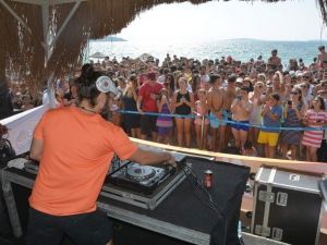 Ünlü DJ Doğukan Manço hayranlarıyla buluştu