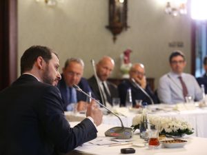 Bakan Albayrak: "Bugün akademisyenlerimiz ve ekonomistlerimiz ile ekonomi alanında hayata geçirmemiz gereken politikalara ilişkin verimli bir istişare toplantısı gerçekleştirdik"