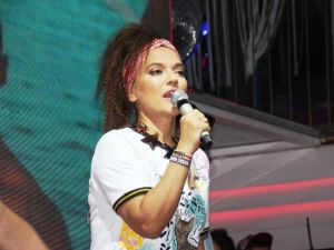 Demet Akalın yeni çizmeleri ile sahnelerin tozunu attırdı