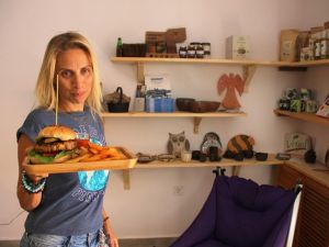 Zeynep Casalini sipariş alıp, garsonluk yapıyor