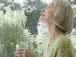 İdrar kaçırma sorunu yaşayan kişilerin en büyük hatası su içmeyi bırakmak