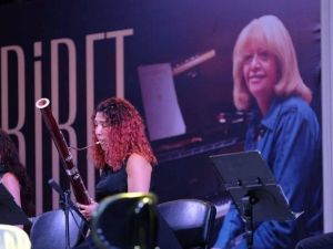 İdil Biret, Kuşadalılarla buluştu