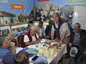 Suavi Sayın, ’Ya Gediz Nehri olmasaydı?’ isimli kitabını imzaladı