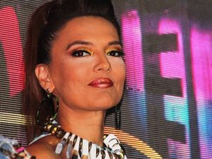 Demet Akalın giyim tarzını eleştirenlere ateş püskürdü