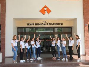 İzmir Ekonomi’de öğrencilerin geleceği için 81 kişilik ekip