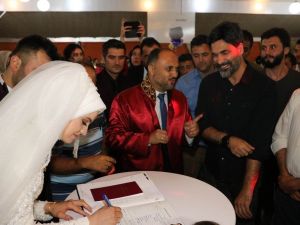 Sanatçı Işılak, nikah şahidi oldu