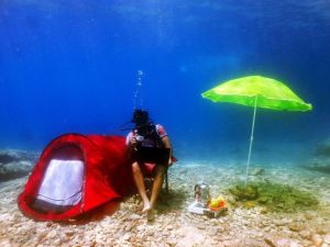 Ünlü oyuncu Burak Sevinç, Fethiye’de deniz dibine kamp kurdu