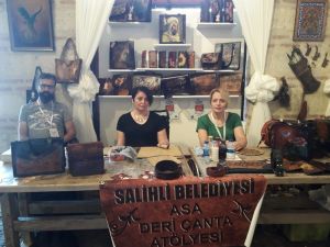 Engelli bireylerin yaptığı deri ürünleri uluslararası festivalde sergilendi