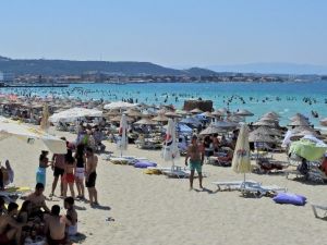 Ünlü tatil merkezi Çeşme’ye bayram piyangosu vurdu