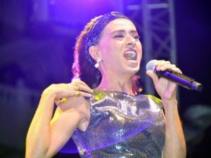 İzmir’de Yıldız Tilbe izdihamı