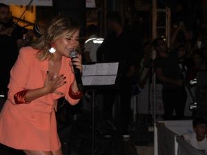 Merve Özbey İzmirli hayranlarıyla buluştu