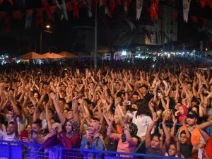 Buharkent taze incir festivali Ferhat Göçer konseri ile sona erdi