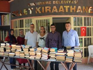 Yunusemre Kent Konseyi’nden ’Millet Kıraathanesi’ne kitap desteği