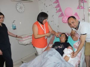 Ceren Bebek rehber eşliğinde dünyaya geldi