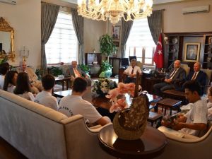 Vali Güvençer’den YKS’de ilk bine giren öğrencilere teşekkür belgesi