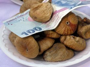 Sezonun ilk organik kuru incirini kilosu 100 TL’den Vali Köşger satın aldı