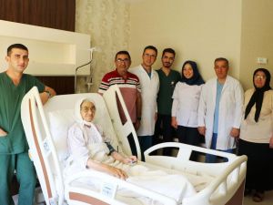 85 yaşındaki kadına kalıcı kalp pili takıldı