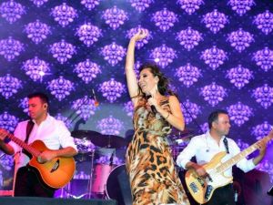 Funda Arar, Aliağa’da hayranlarıyla buluştu