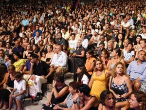 Konseri biten Sertap Erener şarkı söylemeye devam etti