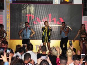 Tatilciler Demet Akalın konserine akın etti