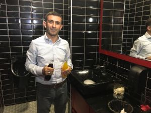 Amerikan ve İsrail içeceklerini döküp, işletmeye sokmama kararı aldılar