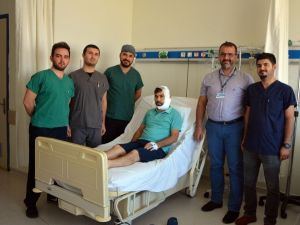 Silahla yüzünden yaralanan hastaya kalça kemiğinden çene yapıldı