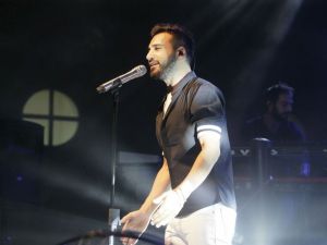 Ünlü popçu Emre Kaya’nın Seni Seve Seve klibi bir haftada 2 milyon kez izlendi