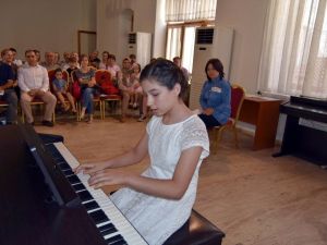 Minik yeteneklerin piyano dinletisi büyüledi