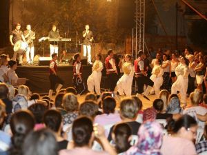 Karşıyaka Balkan ezgileriyle şenlendi
