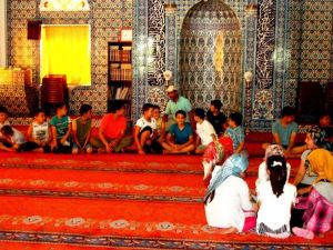 Sarıgöl’de Kur’an kursunu bitiren çocuklara mangal keyfi