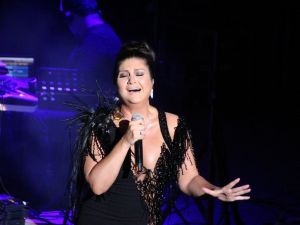 Sibel Can estetiğe karşı değilim ama abartmanın da manası yok