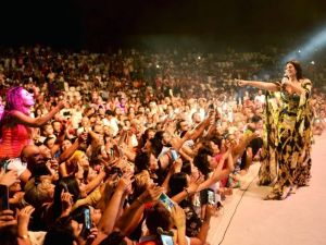 Sibel Can Kuşadası’nı coşturdu