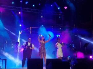 Funda Arar, Kuşadası’nda hayranlarıyla buluştu