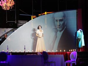 Şevval Sam Kuşadası’nda Müzeyyen Senar şarkıları seslendirdi