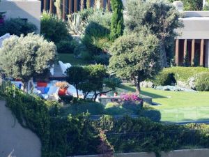 Cem Yılmaz’ın, sevgilisi Samyeli ve oğlu Kemal ile havuz keyfi