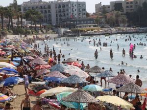 Kuşadası plajlarında insan seli