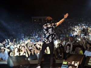 Kuşadası’nda yıldızlar geçidi devam ediyor