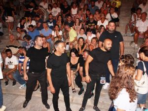 Cem Yılmaz hayranları ile arasına etten duvar ördürdü