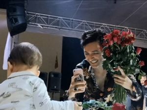 Herkes onu o ise minik hayranının fotoğrafını çekmek için dakikalarca uğraştı