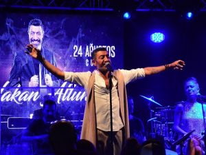 Özlem Yıldız, 41’inci yaşını Hakan Altun sahnesinde kutladı