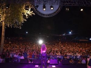 Dursunbey’de Derya Uluğ ve Bahadır Tatlıöz izdihamı