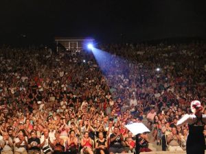 Candan Erçetin Kuşadası’nı salladı, çıplak ayakla raks etti