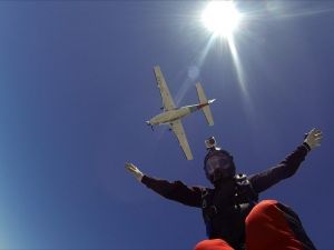 Sahneye paraşüt ile inecek