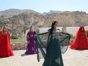 Rus ve Ukraynalı mankenler Hasankeyf’i salladı